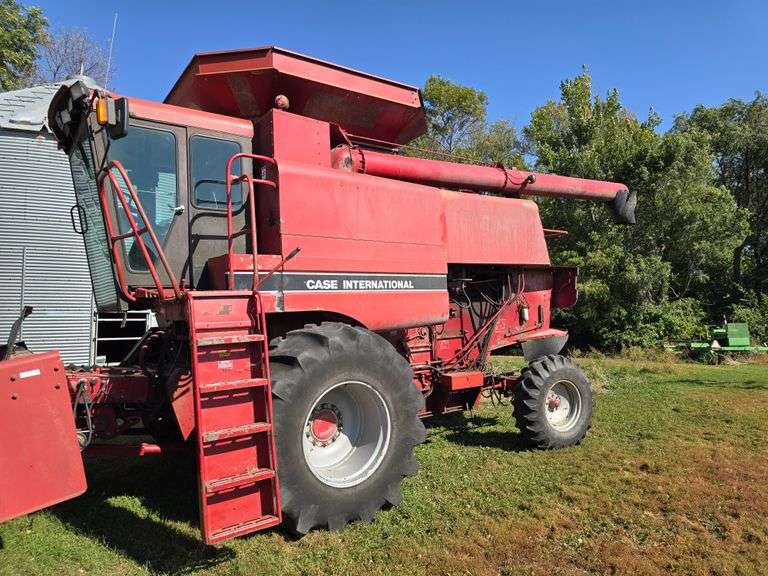 1989 Case International 1680 Axial-Flow Combine, 5,644 Engine Hours, 30.5L-32 Fronts, 14.9-24 Rears,