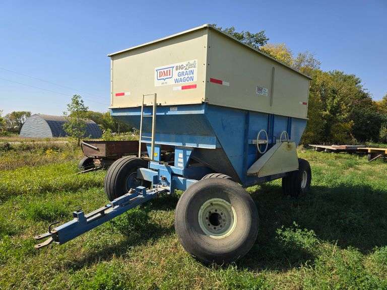 DMI 450 Gravity Box, Extendable Hitch, Brakes, Dual Traps, Single Compartment, Rear Hitch, 16.5L-16.