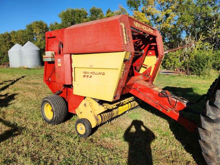 NH 853 Round Baler Used this season Air bags good, pickup good condition with control box, electric 