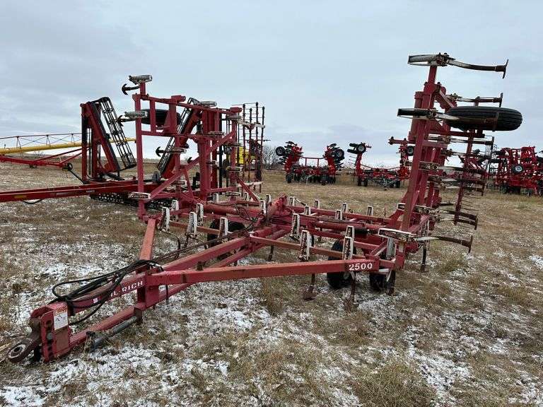 Wilrich Model 2500 Field Cultivator, 28’, Fold Up Wings, Walking Tandems, 4 Bar Harrow