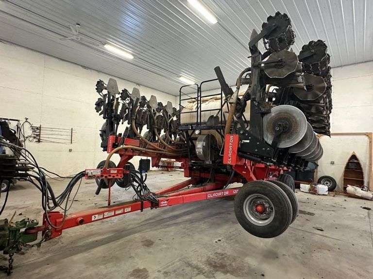 2013 Kuhn Krause Gladiator Model 1200 Strip Till Machine, 16 Row, Center Fill Dry Fertilizer, Front