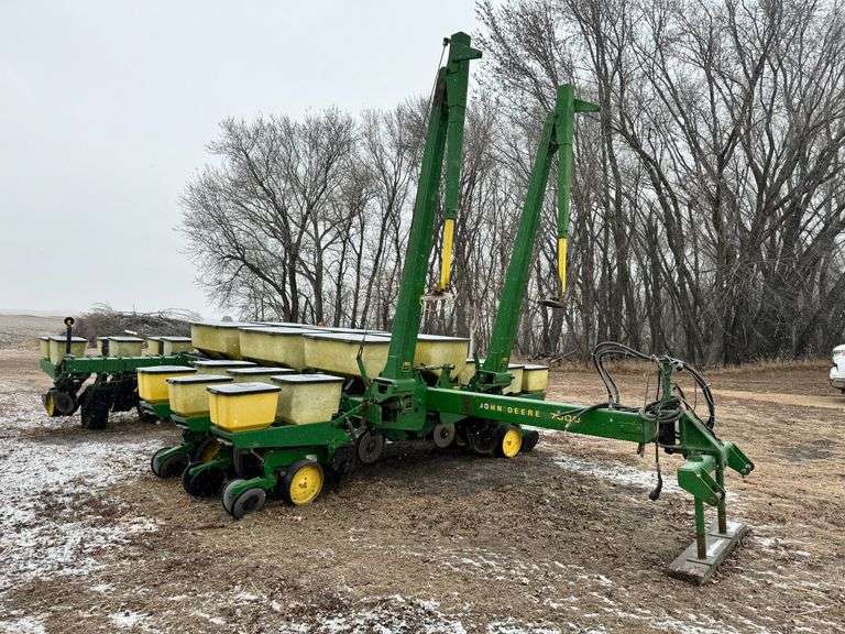 John Deere 7000 Planter, 12 Row 30”, Markers, Dry Fertilizer Boxes, 250 Monitor, Corn and Bean Plate