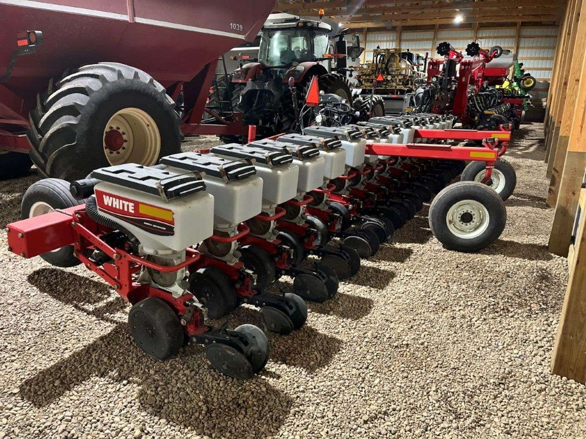2008 White 8722 Planter, 16 Row 22”, SM 400 Population Count