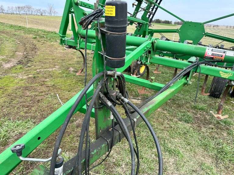 John Deere 2210 Field Cultivator, 24', Knock on Shovels