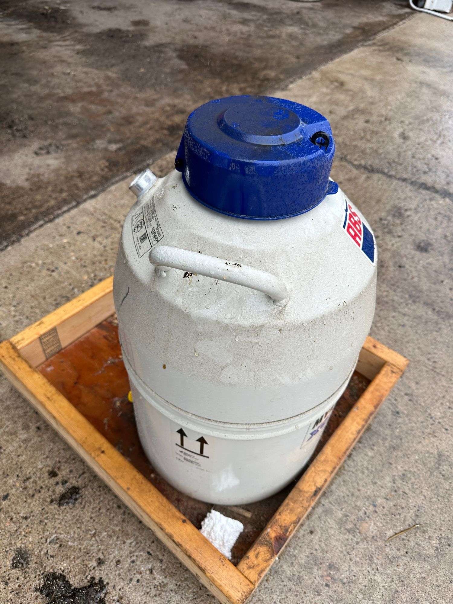 Semen Tank, Model Millenium 2000 XC20, Holds 600 Straws, Does have