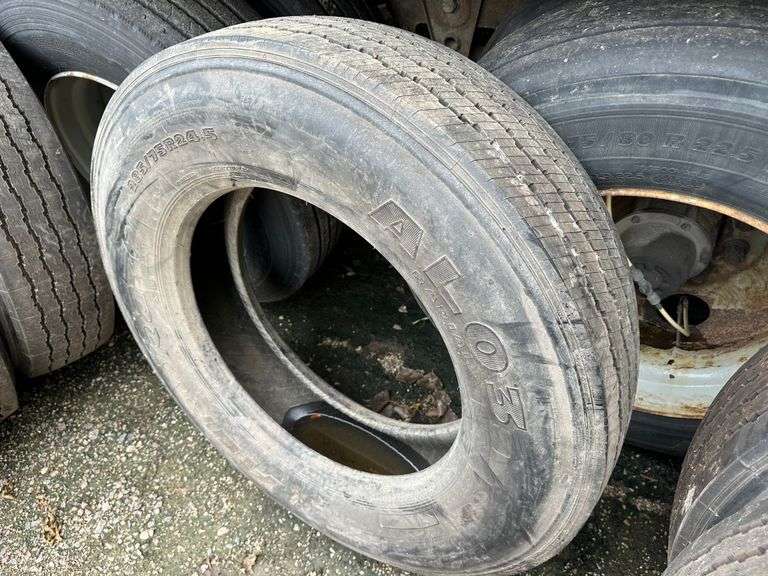 (1) Aurora 285/75R24.5 Recap