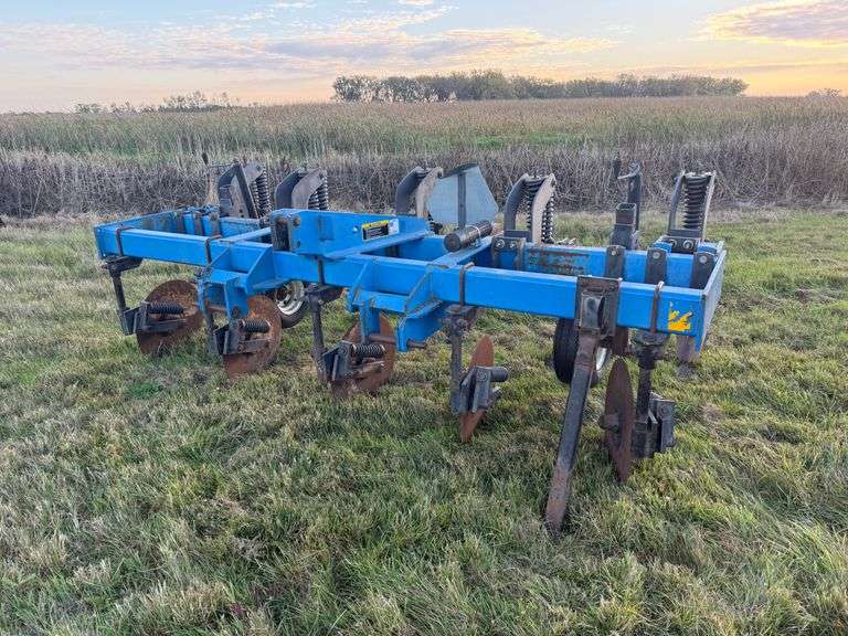 DMI 2500 3pt Ripper, 12' Wide, 5 Shanks, Rear Hitch