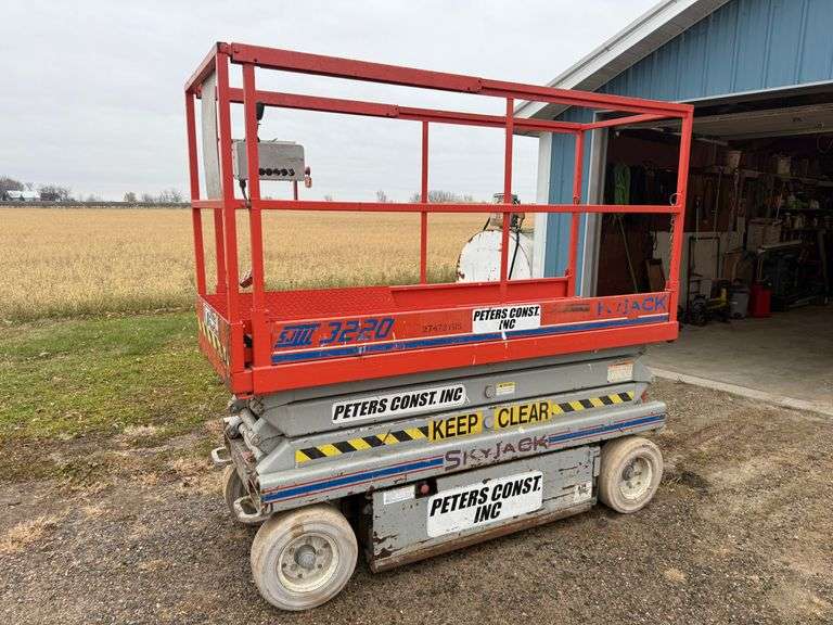 Sky Jacker Model 3220 Battery Powered Lift, 32” Wide Platform w/3’ Extension, Will Lift 20’, 474 Hou