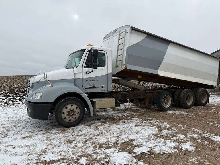 2006 Freightliner Columbia Grain Truck, 549,000 Miles, 8 Year Old Box, Eaton Speed Shift 10 Speed Tr