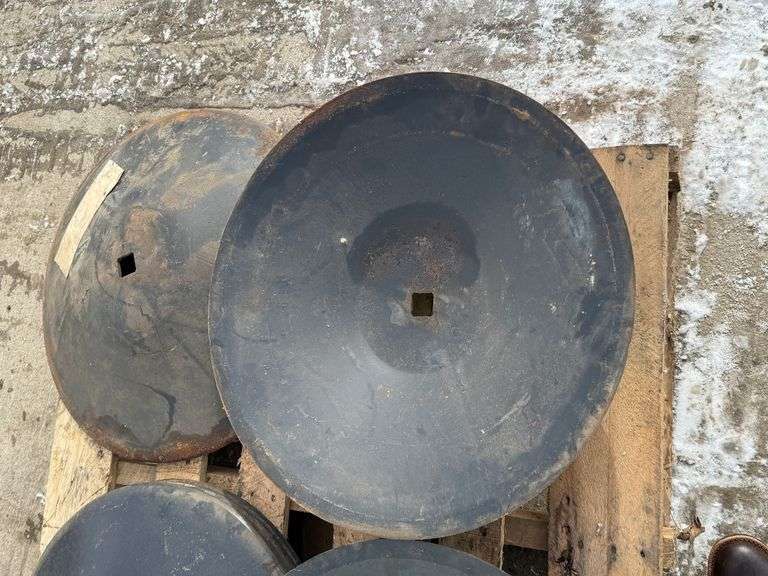 (2) John Deere Disc Blades, 24”, Part #: B32715 - Fragodt Auction and ...