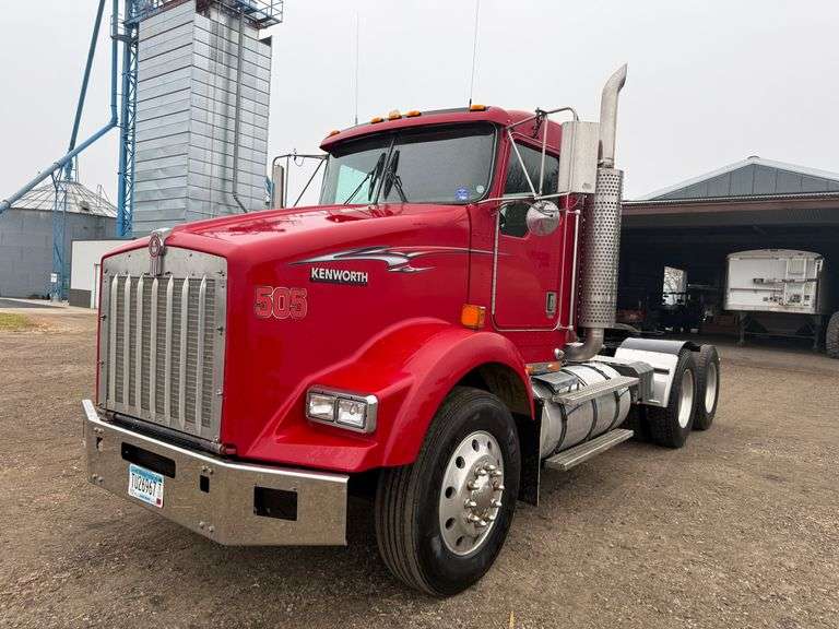 2001 Kenworth T800 Day Cab Semi Tractor, C15 CAT Engine, 764,000 Miles, 10 Speed Transmission, 11R24