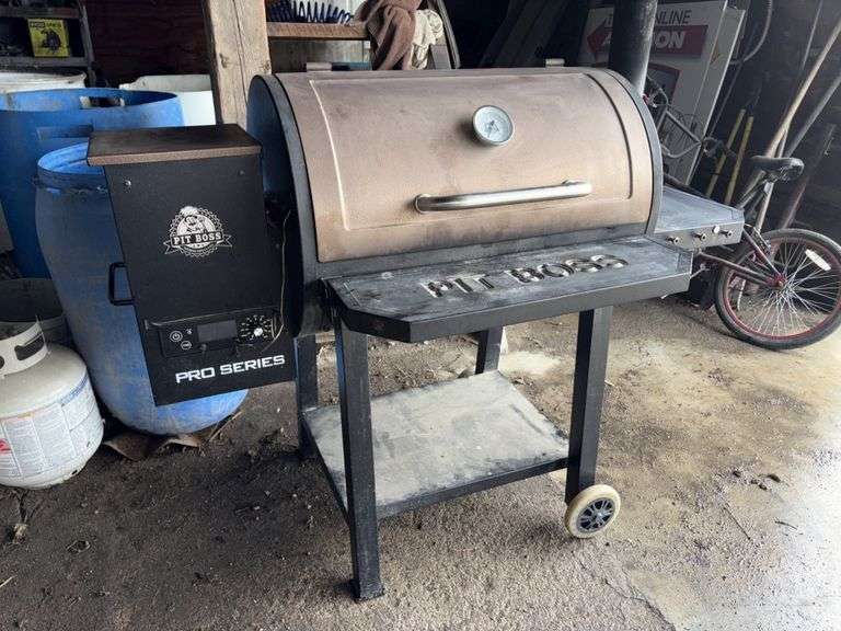 PitBoss Pro Pellet Grill, with Flame Tamer, 1 Temp Probe, 2 Racks, not WI-FI, *recent new control pa