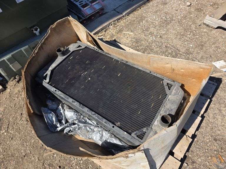 Reconditioned Radiator off a John Deere 544 Payloader - Fragodt Auction ...