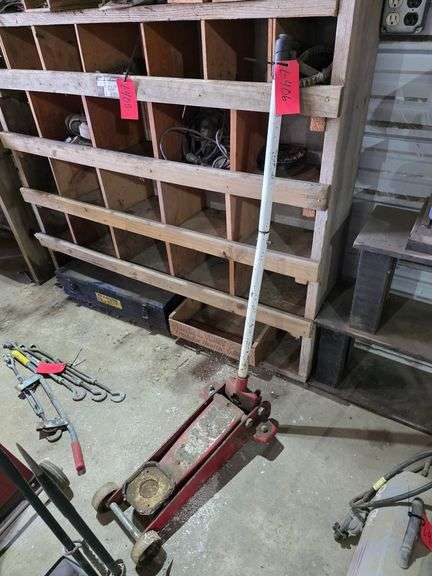 Hand Floor Jack, Unsure of Capacity