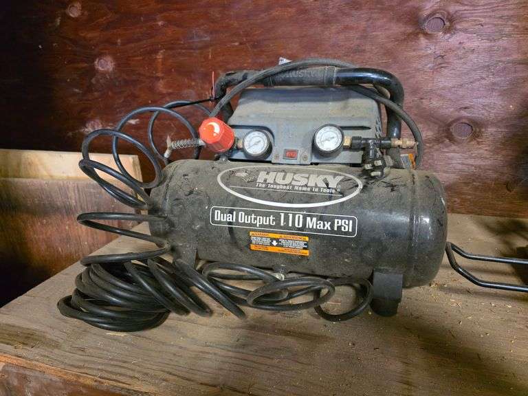 Huskee 2 Gallon Air Compressor, Dual Output, Untested