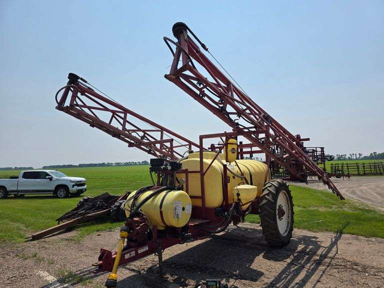Hardi Navigator 1000 Sprayer, 100’ Boom, 1000 Gallon Poly Tank, 13.6x38 Tires with Duals, Hydraulic