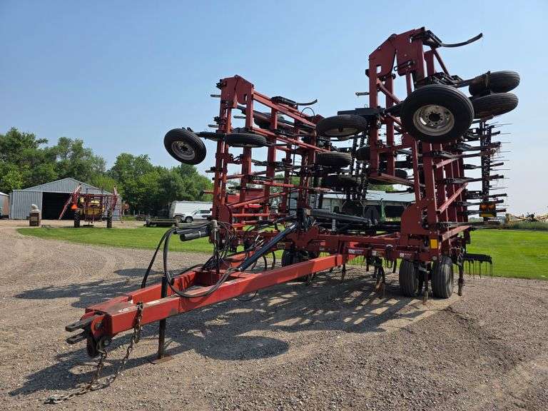 Case IH 48’ Tiger Mate II Tri Fold Digger, 7.60-15 Front Tires, 9.5-15 Tires on Wings and 11L-15 Tir