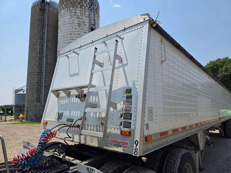 1997 Wilson Commander 40’ Grain Hopper, Roll Tarp, Spring Ride, Rear Ladder, New Tarp, 11R22.5 Tires