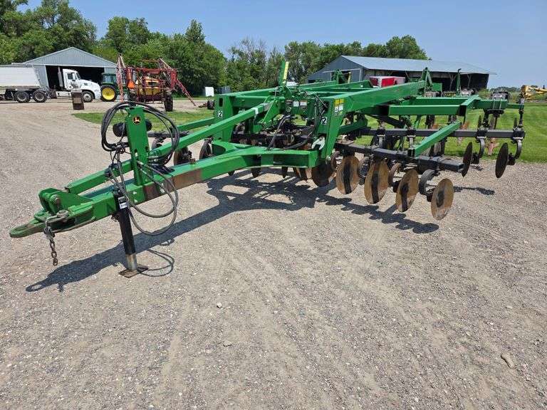 John Deere 2700 – 9 Shank Disc Ripper with Hydraulic Rear Disk Leveling Bar, Single Point Depth Cont