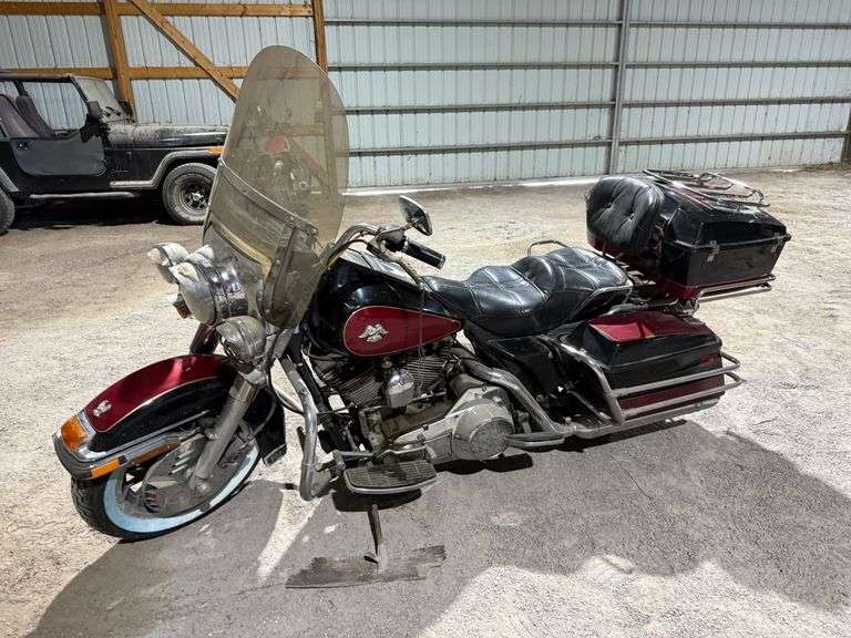 1983 Harley Davidson Electra Glide Motorcycle, 17,129 Miles, Needs Battery, Clutch is Stuck, Will Ne