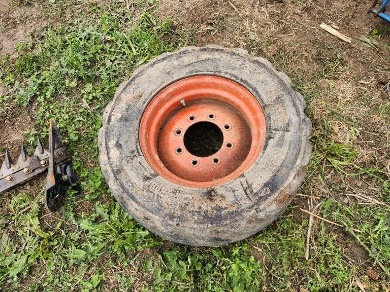 31.5x13.00-16.5 Skid Loader Tire on 8 Bolt Rim