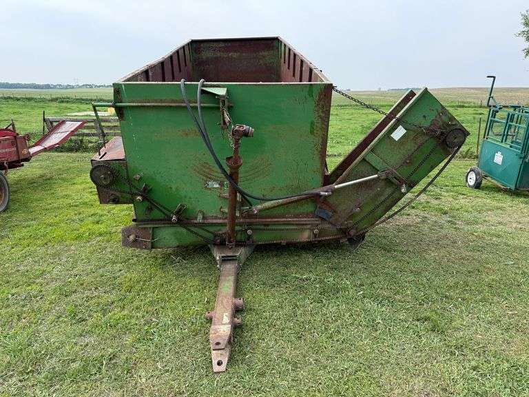 Henke Model FW210 Feed Wagon. This Item is Located in South Dakota, Therefore South Dakota Sales Tax