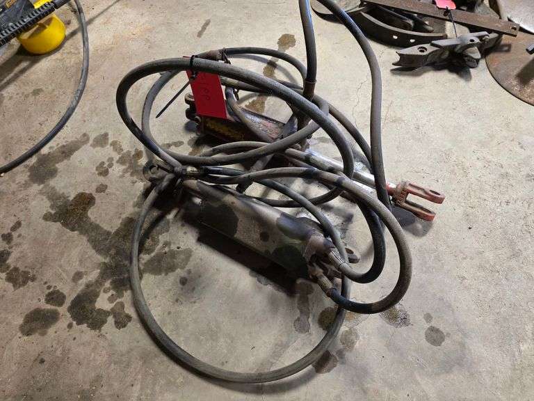 2 Hydraulic Cylinders, Untested