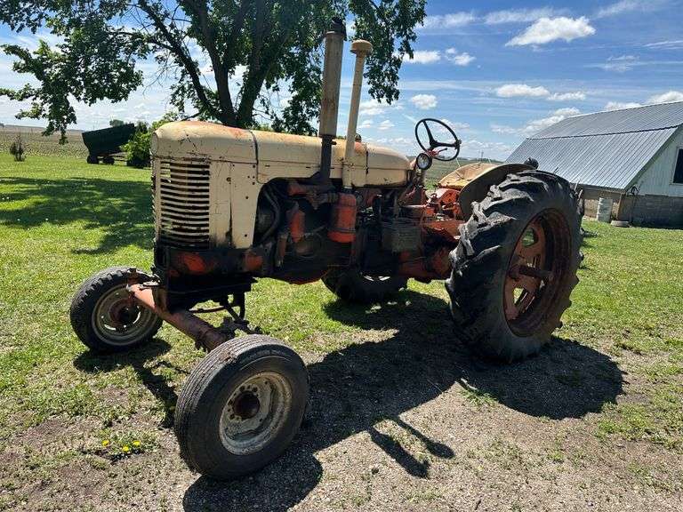 Case 400 Wide Front, 3pt, 1 Set of Rear Hydraulics, Hours Unknown, Diesel, 14.9 x 38 Rears, Runs Per