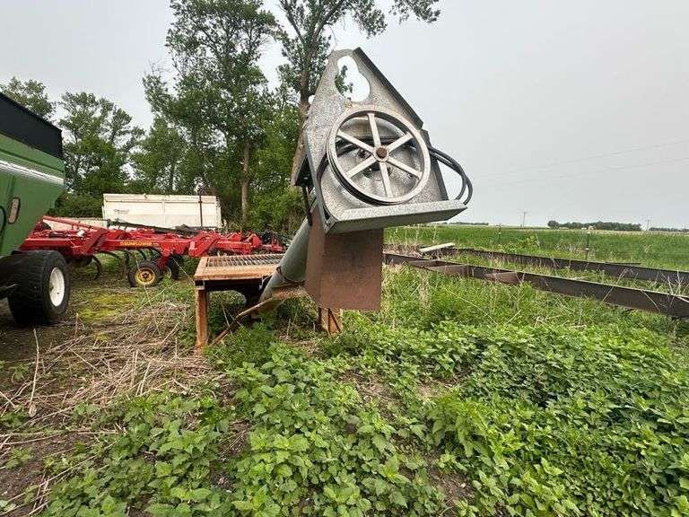 Drive Over Dump Pit with 14’ Auger, Pit Size 5’ x 5’ Grate, 5’7” x 8’ Platform, 40” Tall