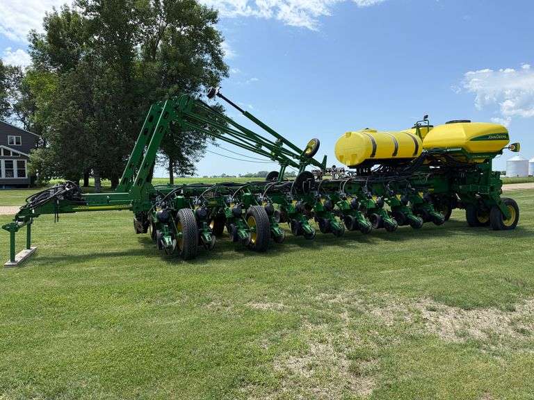 2014 John Deere 1770NT Planter, *Has 2021 Exact Emerge Update*, Hydraulic Downforce, 500 Gallon Liqu