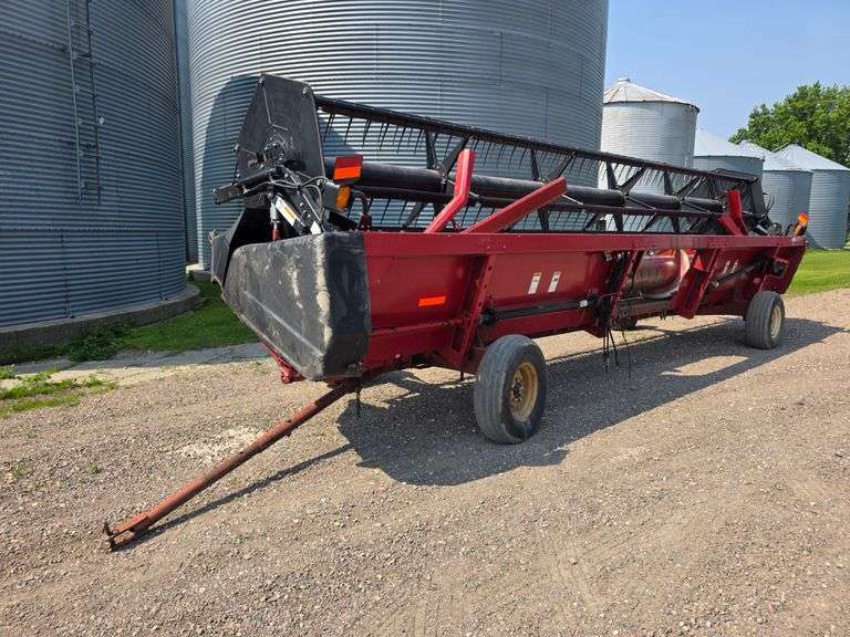 IH Model 1020 Bean Head, 25’ Wide, Bolt on Sections, Comes with 4 Wheel Header Trailer, 9.5L-14 Tire