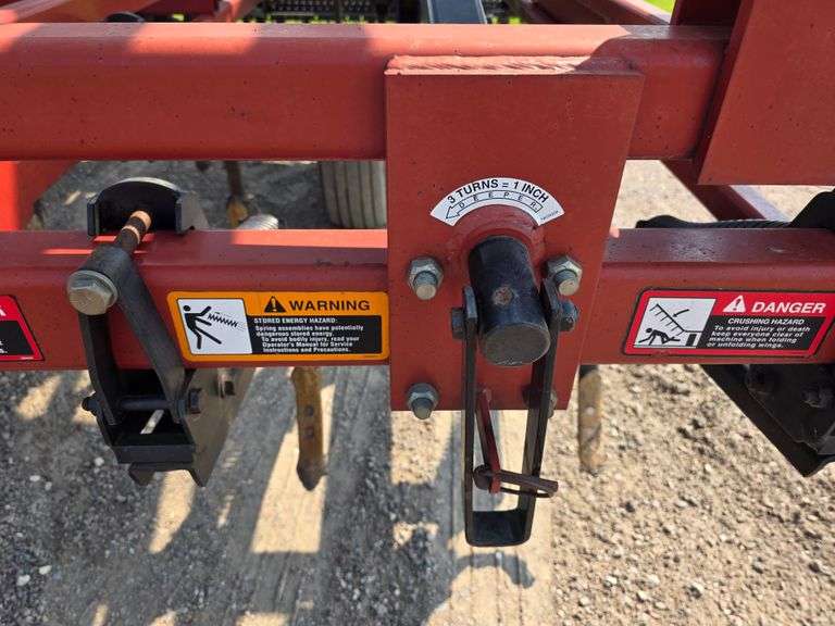 Case IH 48’ Tiger Mate II Tri Fold Digger, 7.60-15 Front Tires, 9.5-15 Tires on Wings and 11L-15 Tir