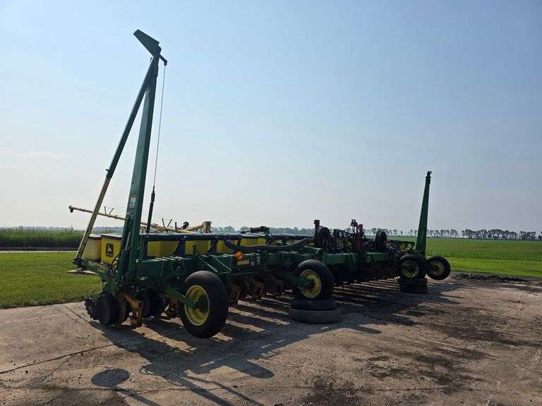 John Deere 1710 – 18 Row 22” Max Emerge Plus Vacu Meter Planter, Insecticide Boxes, Markers, Corn E-