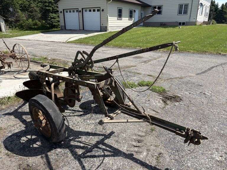 John Deere 2-14”-16” on No. 16 Frame, (2) Coulters, on Rubber, Clutch Lift