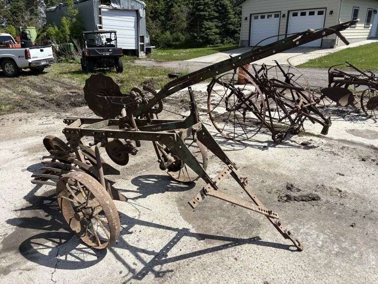 John Deere No. 44 2-14”-16” Slat Bottom Plow on Steel, Clutch Lift, (2) Coulters