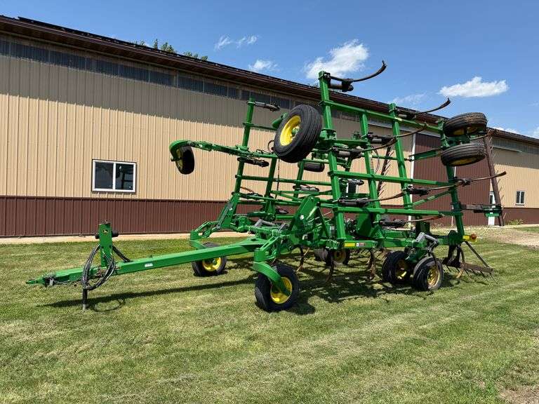 2011 John Deere 2410 3-Section 28’ Chisel Plow, 32” Tru-Depth Standards, 30 Shank, Single Point Dept