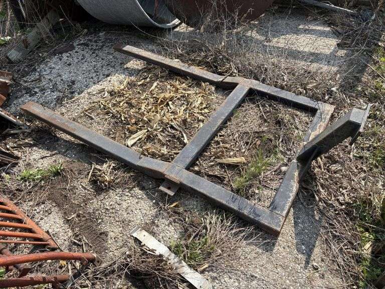 Bale Fork, 7.5’ overall length, 4’ Wide