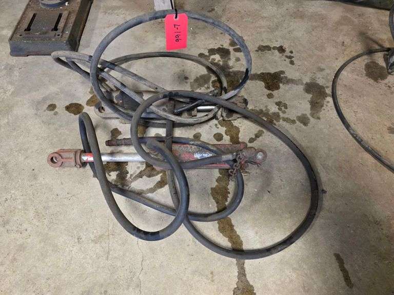 2 Hydraulic Cylinders, Untested