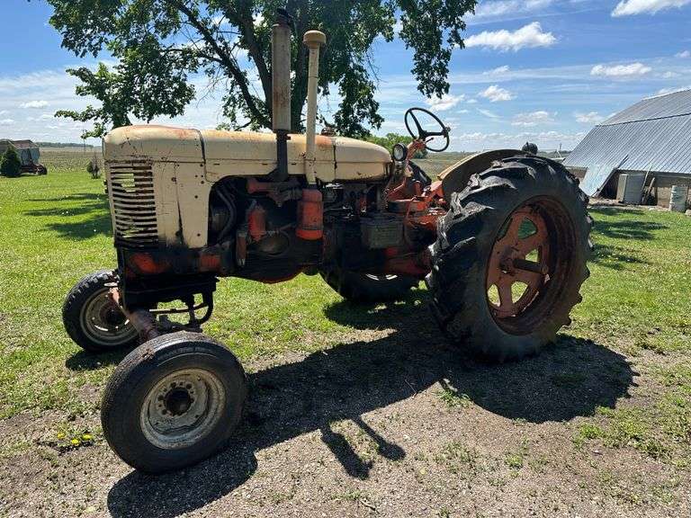 Case 400 Wide Front, 3pt, 1 Set of Rear Hydraulics, Hours Unknown, Diesel, 14.9 x 38 Rears, Runs Per