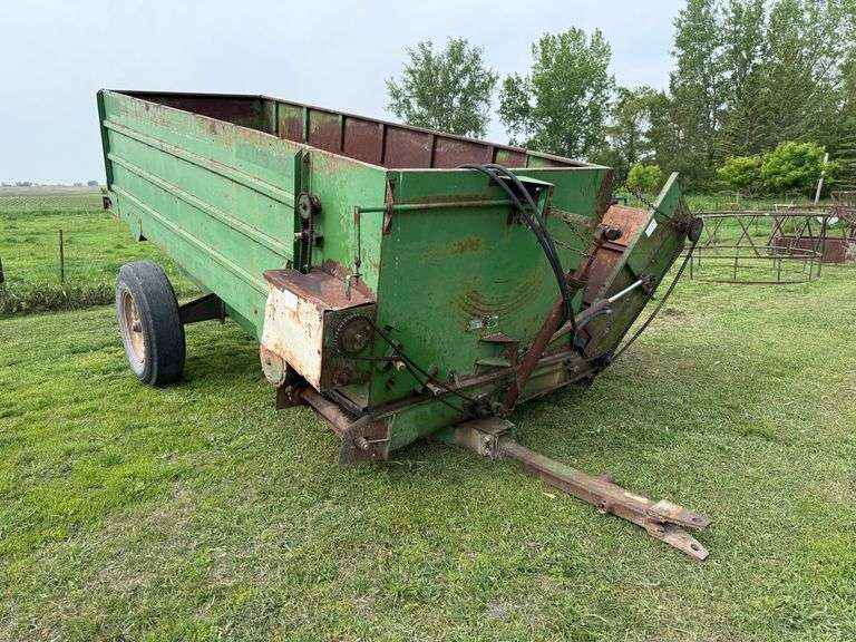 Henke Model FW210 Feed Wagon. This Item is Located in South Dakota, Therefore South Dakota Sales Tax