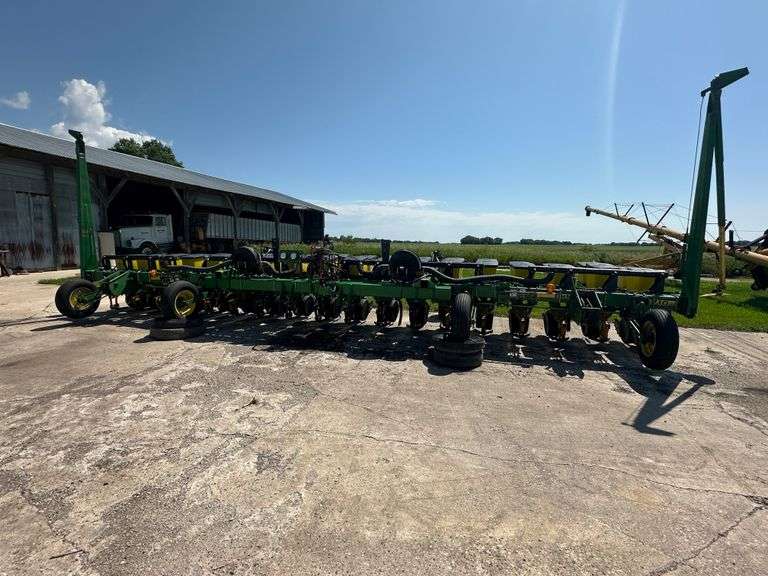 John Deere 1710 – 18 Row 22” Max Emerge Plus Vacu Meter Planter, Insecticide Boxes, Markers, Corn E-