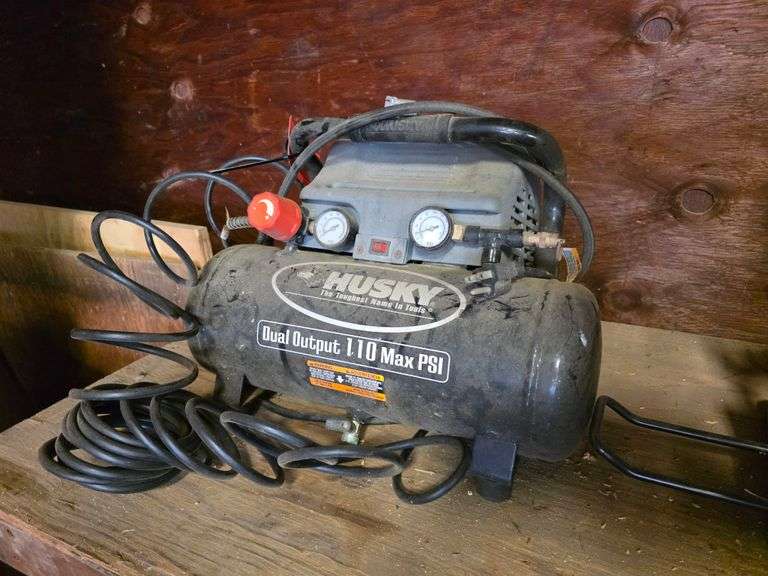 Huskee 2 Gallon Air Compressor, Dual Output, Untested
