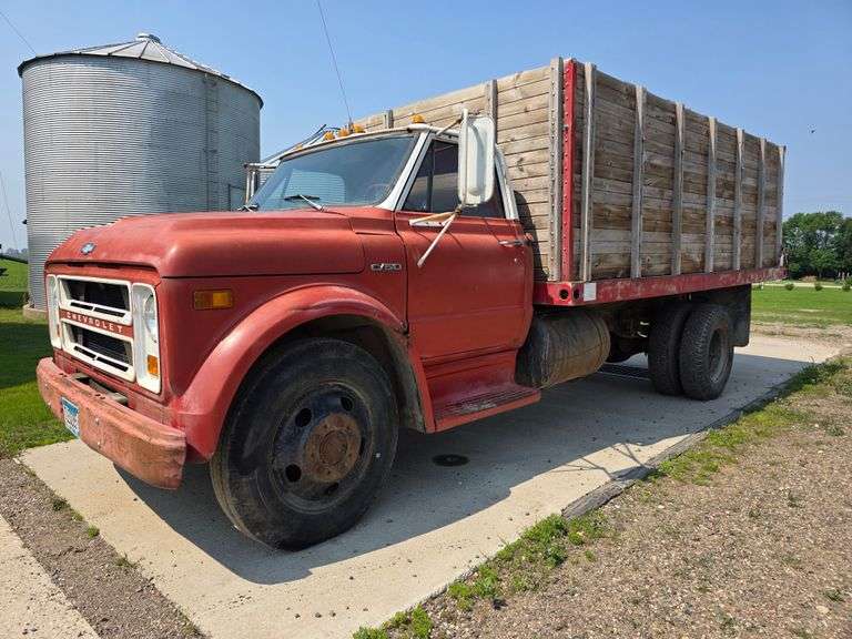 1970 Chevrolet C50 Single Axle Grain Truck, V8 Engine, 4+2 Transmission, 8.25 x 20 Front and Rear Ti