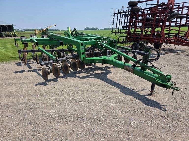 John Deere 2700 – 9 Shank Disc Ripper with Hydraulic Rear Disk Leveling Bar, Single Point Depth Cont