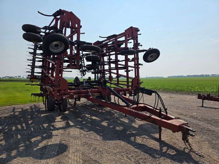 Case IH 48’ Tiger Mate II Tri Fold Digger, 7.60-15 Front Tires, 9.5-15 Tires on Wings and 11L-15 Tir