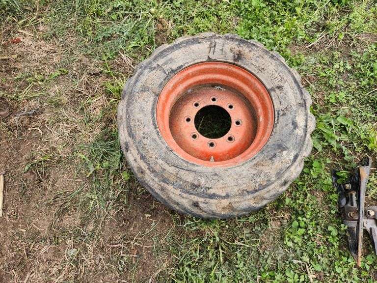 31.5x13.00-16.5 Skid Loader Tire on 8 Bolt Rim
