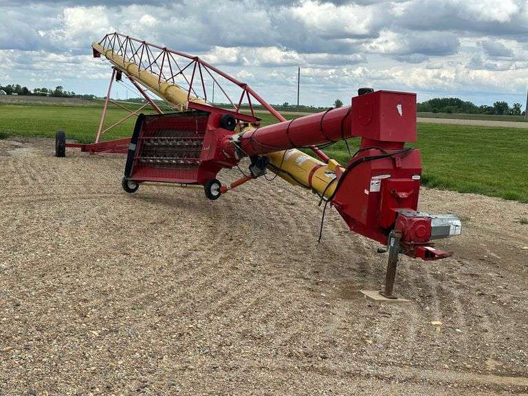 Westfield 13” x 91’ Auger, Right Angle Drive, 540 PTO, Hydraulic Lift, Hopper Walker with 2 Remotes,