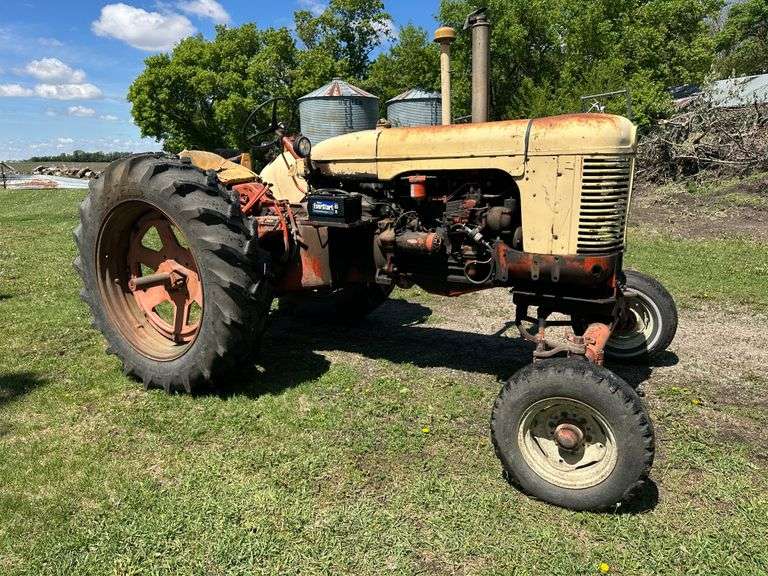 Case 400 Wide Front, 3pt, 1 Set of Rear Hydraulics, Hours Unknown, Diesel, 14.9 x 38 Rears, Runs Per