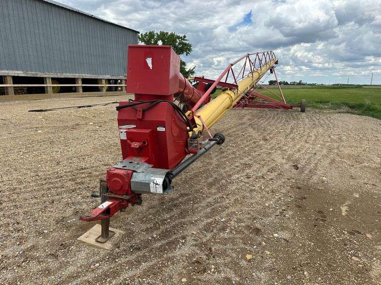 Westfield 13” x 91’ Auger, Right Angle Drive, 540 PTO, Hydraulic Lift, Hopper Walker with 2 Remotes,