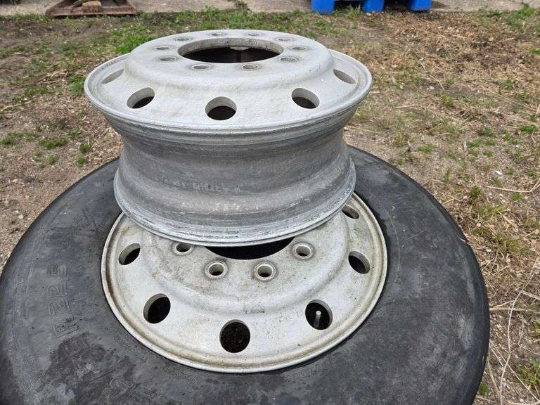 (2) Aluminum Low Pro 22.5 Rims and 1 Tire, Buying All for One Money